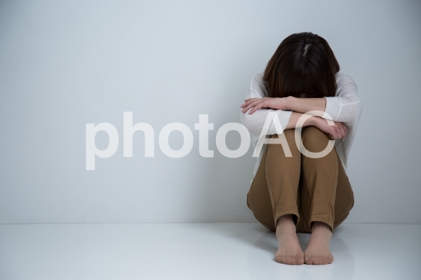 絶望する女性の写真