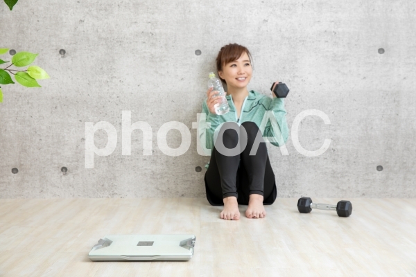 ダイエットする女性 ダイエットする女性の写真