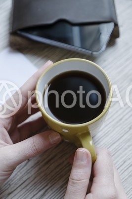コーヒーを持つ手とスマートフォン1 No 4970 写真素材なら 写真ac 無料 フリー ダウンロードok