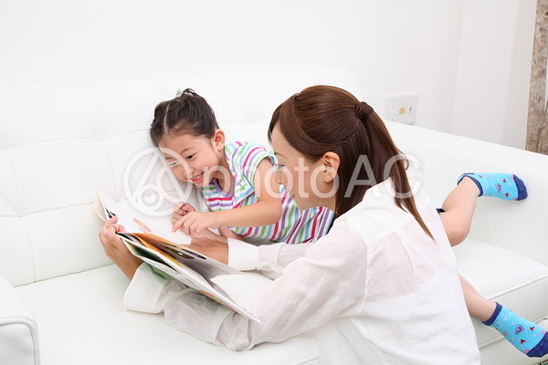 絵本を読む親子4 絵本を読む親子4の写真