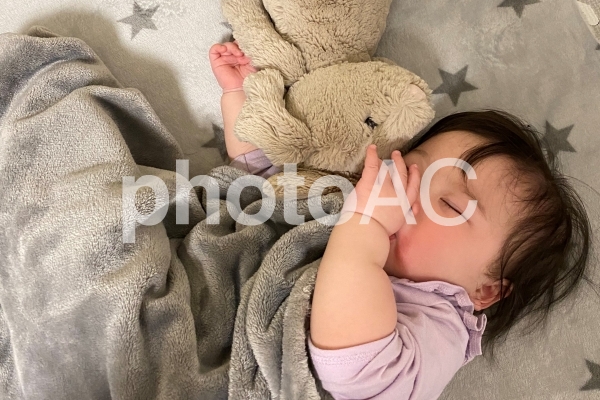 赤ちゃん 寝顔 指しゃぶり 赤ちゃん 寝顔 指しゃぶりの写真