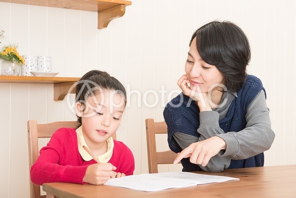 娘の勉強を見るお母さん20 娘の勉強を見るお母さん20の写真