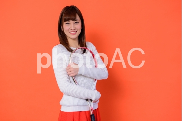 ラケットを抱える女子大生2 ラケットを抱える女子大生2の写真