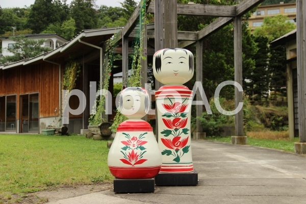 こけしのモニュメント こけしのモニュメントの写真