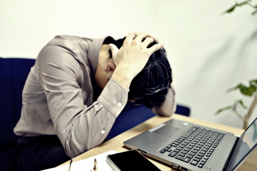 頭を抱える男性 会社員,ビジネス,若い,人物,日本人,20代,仕事,笑顔,メール,座る, 屋内,室内,私服,PC,ノートパソコン,パソコン,勉強,勤務,,オフィス,キーボード,事務,デスク,人,IT,秘書 頭を抱える男性 会社員,ビジネス,若い,人物,日本人,20代,仕事,笑顔,メール,座る, 屋内,室内,私服,PC,ノートパソコン,パソコン,勉強,勤務,,オフィス,キーボード,事務,デスク,人,IT,秘書の写真