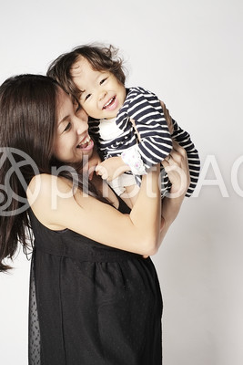 抱っこされる女の子 2 抱っこされる女の子 2の写真