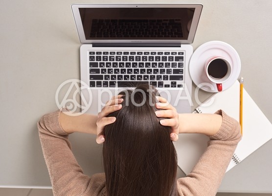 頭を抱える女性(俯瞰)1 頭を抱える女性(俯瞰)1の写真