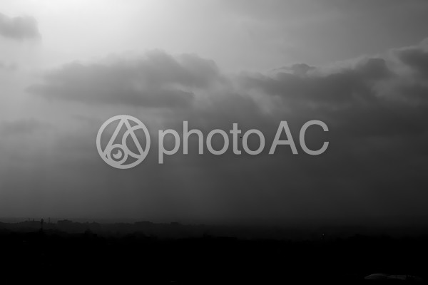 白黒 曇り空 白黒 曇り空の写真