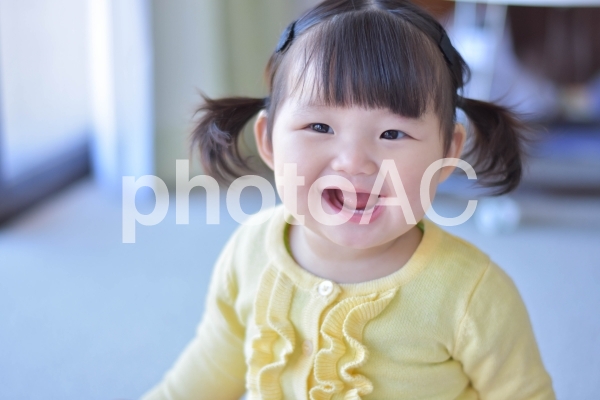 にっこりする赤ちゃん にっこりする赤ちゃんの写真