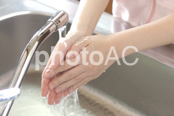 手を洗う女性 手を洗う女性の写真