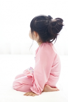 女の子座りの写真素材 写真素材なら 写真ac 無料 フリー ダウンロードok