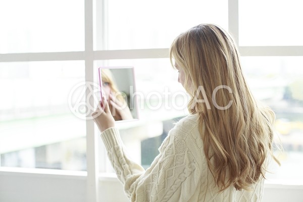 鏡を見る女性2 鏡を見る女性2の写真