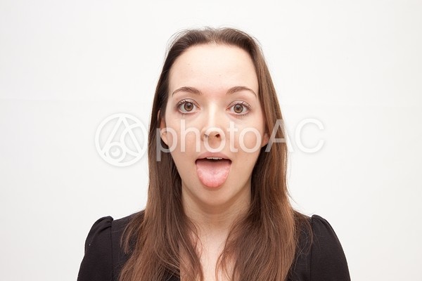 お道化て舌を出す女性 お道化て舌を出す女性の写真