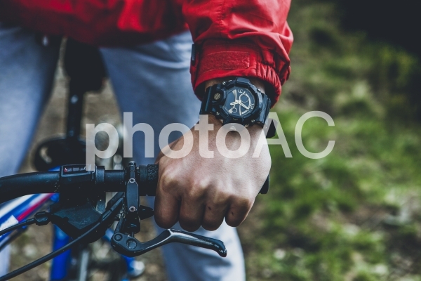 山道を自転車で行く男性2 山道を自転車で行く男性2の写真