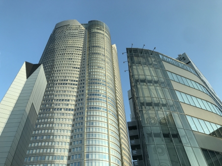 東京の高層ビルと青空、ビジネスイメージの写真