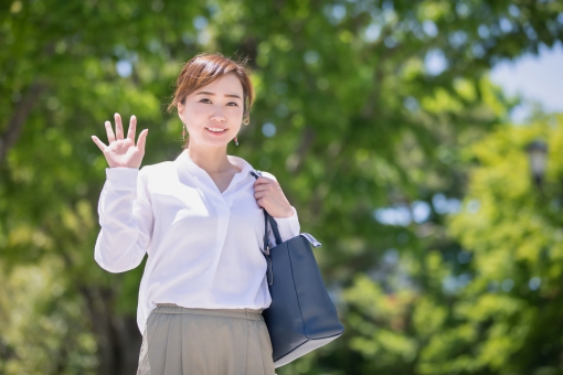 手を振る女性の写真素材 写真素材なら 写真ac 無料 フリー ダウンロードok