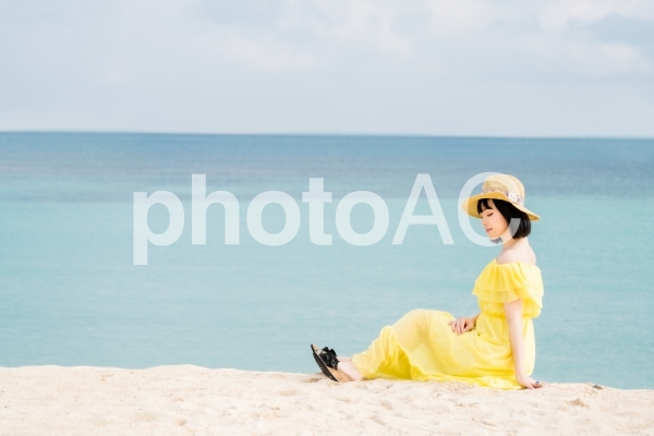 夏のビーチと女性 夏のビーチと女性の写真