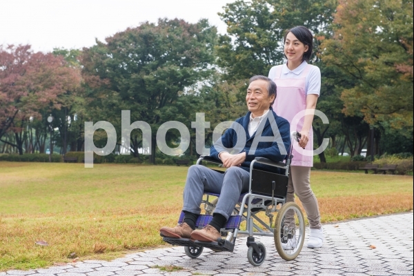 車椅子の男性と介護士22 車椅子の男性と介護士22の写真
