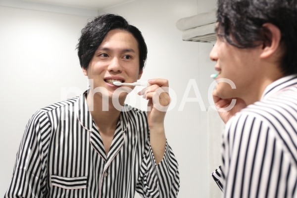歯磨きをする男性 歯磨きをする男性の写真