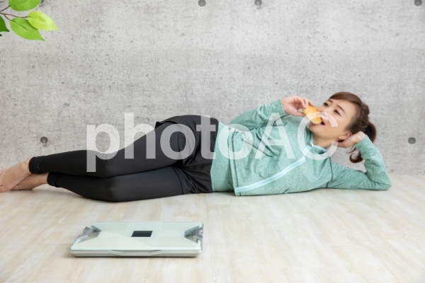 ダイエットをサボる女性 ダイエットをサボる女性の写真