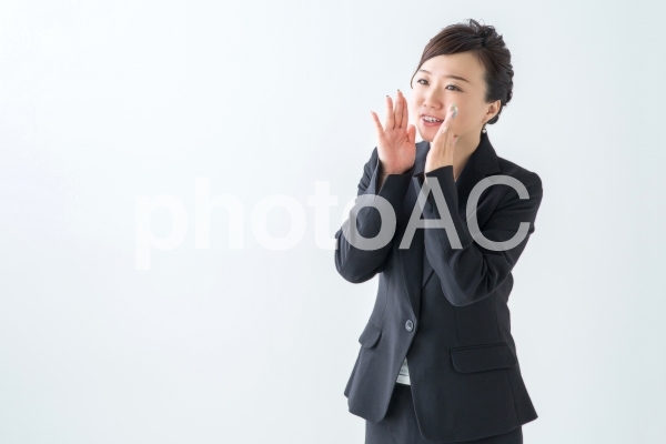 【切抜PSD】なにかを伝える女性の写真
