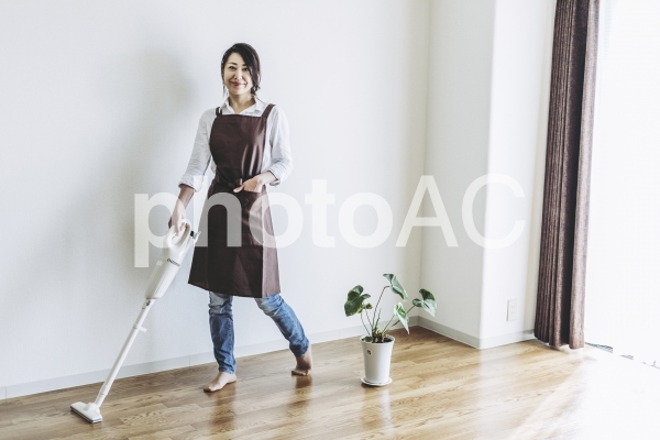 掃除機をかける女性 掃除機をかける女性の写真