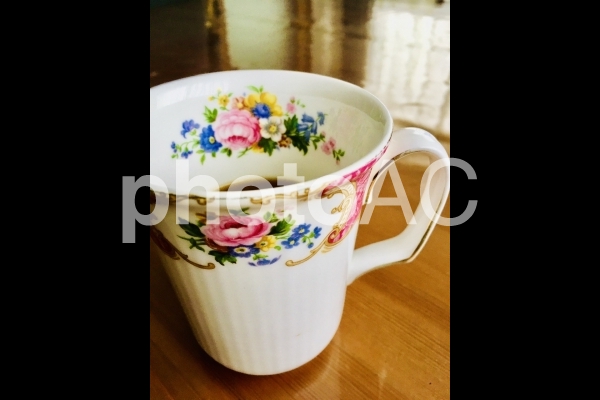 マグカップ コーヒー 木目のテーブル 朝 マグカップ コーヒー 木目のテーブル 朝の写真