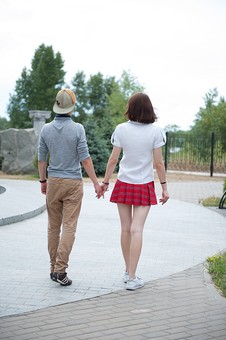 歩いている女性の写真素材 写真素材なら 写真ac 無料 フリー ダウンロードok