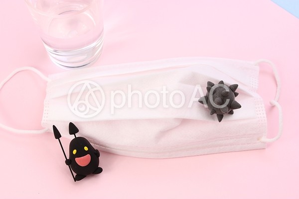 ウイルスとばい菌とマスクと水の入ったコップ3 ウイルスとばい菌とマスクと水の入ったコップ3の写真