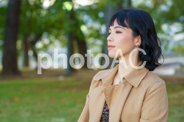 景色を眺める女性のポートレート 景色を眺める女性のポートレートの写真