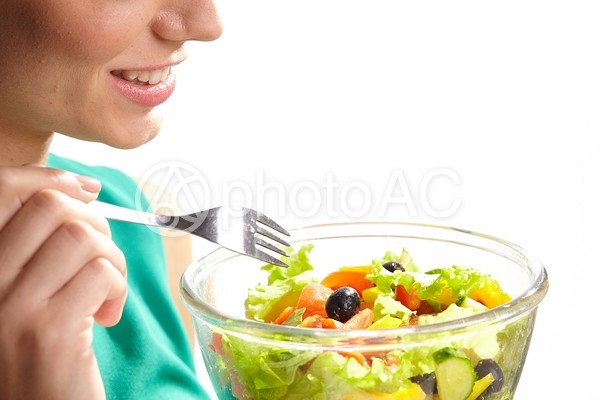 サラダを食べる女性6 サラダを食べる女性6の写真