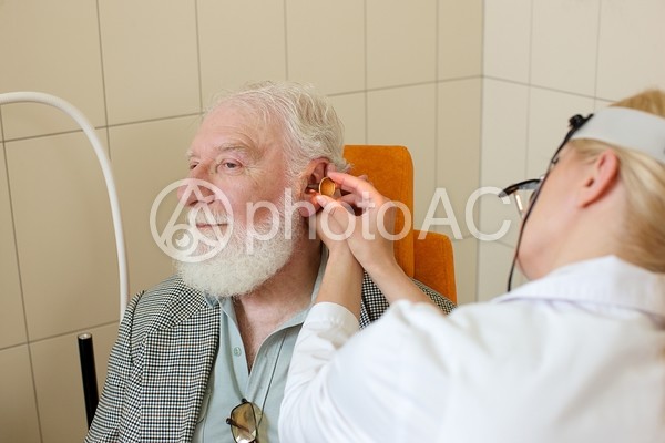 耳鼻科で診察を受ける外国人老人男性と外国人女医16 耳鼻科で診察を受ける外国人老人男性と外国人女医16の写真