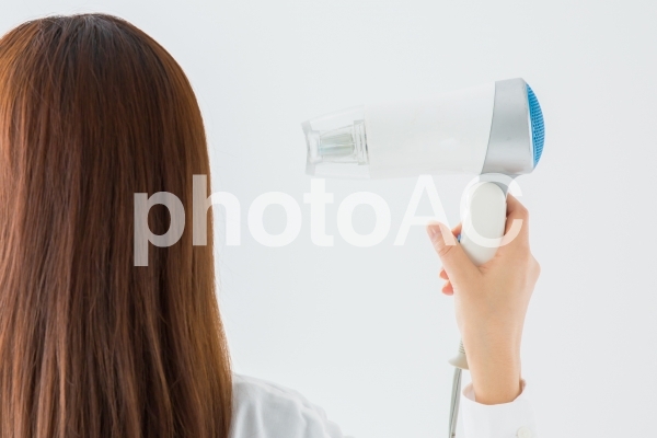 ドライヤーをかける女性 ドライヤーをかける女性の写真