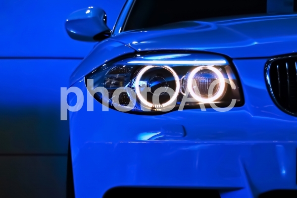 車のヘッドライト・丸目 車のヘッドライト・丸目の写真