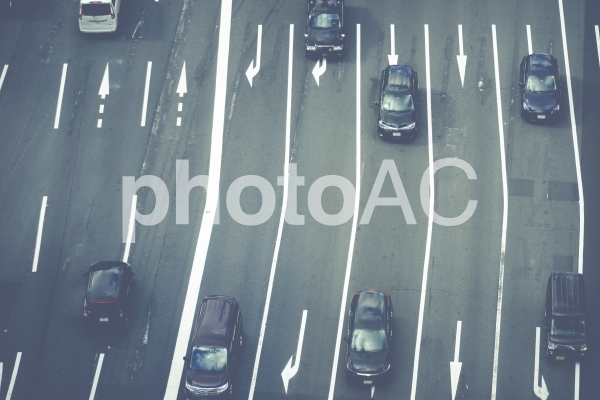 車線が多い交通道路 車線が多い交通道路の写真