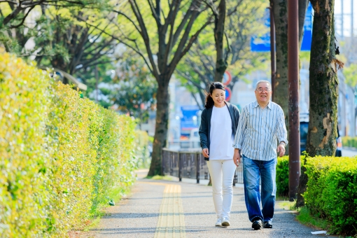 シニア男性と介護イメージ