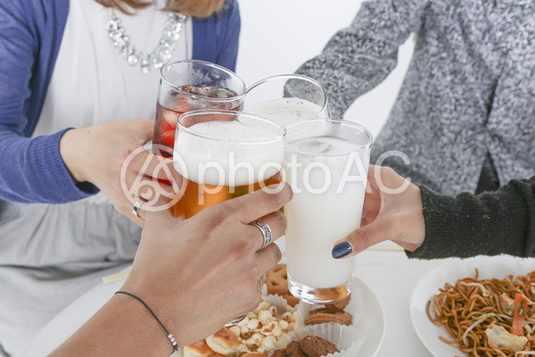 パーティーを楽しむ若者たち 乾杯87 パーティーを楽しむ若者たち 乾杯87の写真