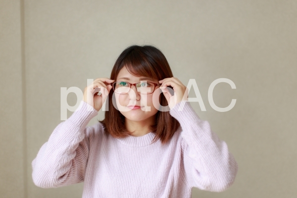 眼鏡をかける女性 眼鏡をかける女性の写真