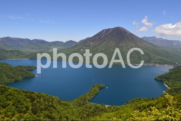 新緑に囲まれた中禅寺湖 新緑に囲まれた中禅寺湖の写真