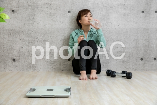 ダイエットする女性 ダイエットする女性の写真