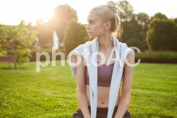 夕方の公園でパーカーを肩にかける女性4 夕方の公園でパーカーを肩にかける女性4の写真