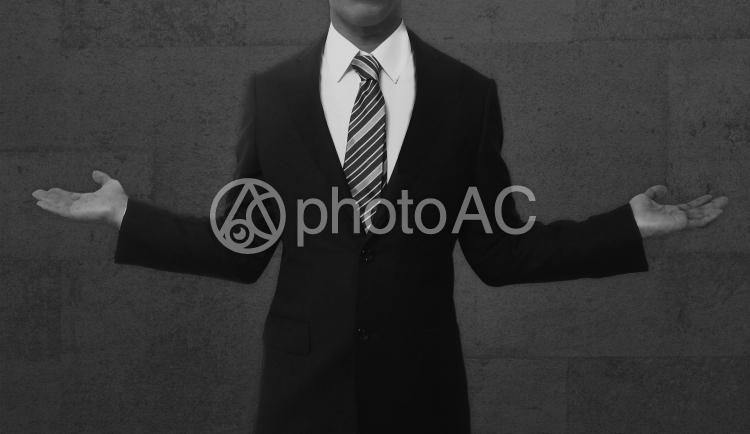 比較 両手を広げるポーズをするスーツ姿の男性 モノクロ No 写真素材なら 写真ac 無料 フリー ダウンロードok