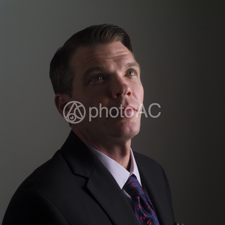 スーツを着た横顔の外国人男性3 No 5570 写真素材なら 写真ac 無料 フリー ダウンロードok