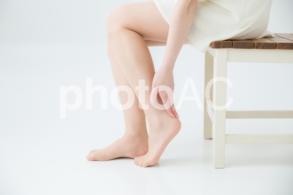 美脚を触る女性 美脚を触る女性の写真