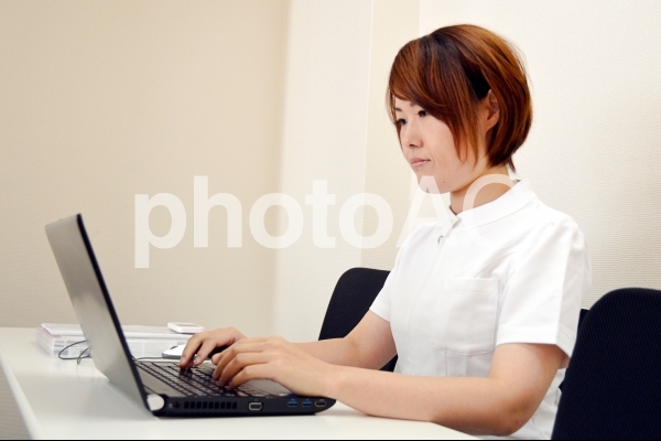 事務仕事をする看護師 事務仕事をする看護師の写真