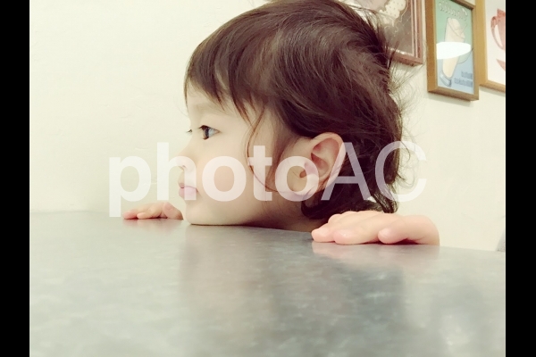 パパの帰りを待つ子供 パパの帰りを待つ子供の写真