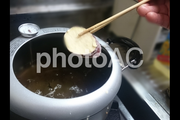 天ぷら調理中 天ぷら調理中の写真