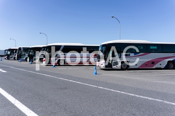 サービスエリアの駐車場に停まっている観光バス サービスエリアの駐車場に停まっている観光バスの写真