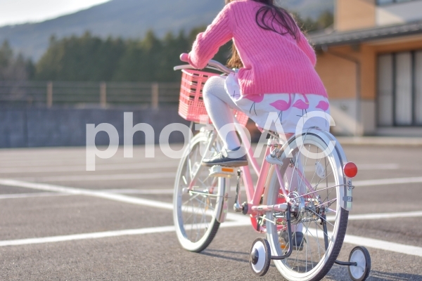 自転車の練習をする子供 No 写真素材なら 写真ac 無料 フリー ダウンロードok