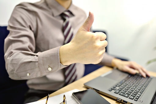 グッド ビジネスマン エンジニア 会社員,ビジネス,若い,人物,日本人,20代,仕事,笑顔,メール,座る,屋内,室内,私服,PC,ノートパソコン,パソコン,勉強,勤務 オフィス,キーボード,事務,デスク,人 グッド ビジネスマン エンジニア 会社員,ビジネス,若い,人物,日本人,20代,仕事,笑顔,メール,座る,屋内,室内,私服,PC,ノートパソコン,パソコン,勉強,勤務 オフィス,キーボード,事務,デスク,人の写真